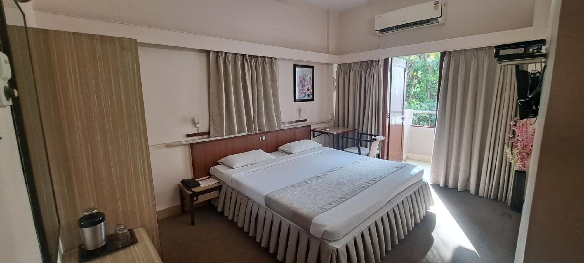 Hotel Swaroop Пюн Екстериор снимка
