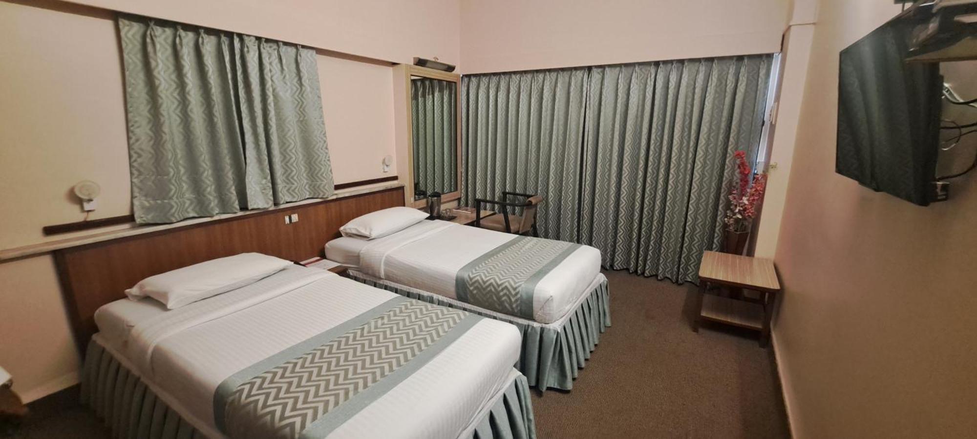 Hotel Swaroop Пюн Екстериор снимка