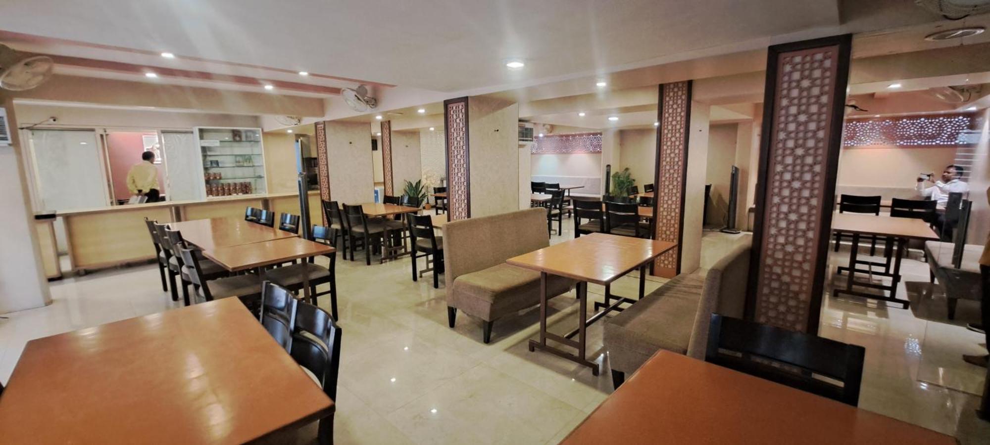 Hotel Swaroop Пюн Екстериор снимка