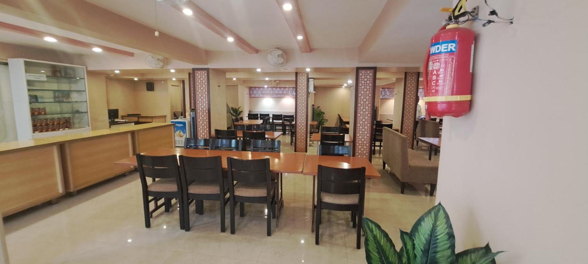 Hotel Swaroop Пюн Екстериор снимка