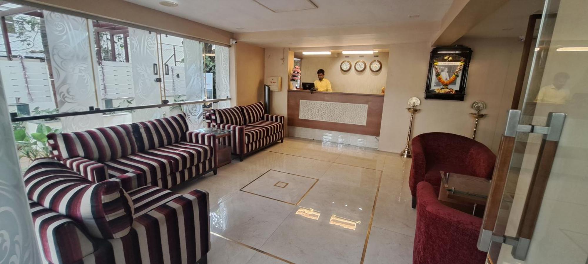 Hotel Swaroop Пюн Екстериор снимка