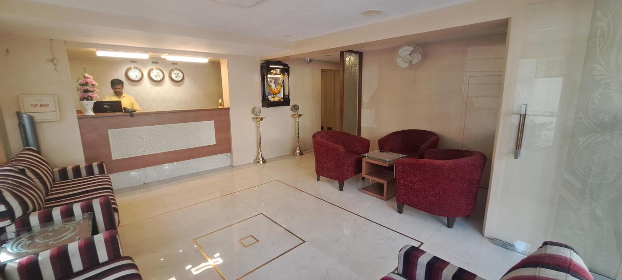 Hotel Swaroop Пюн Екстериор снимка