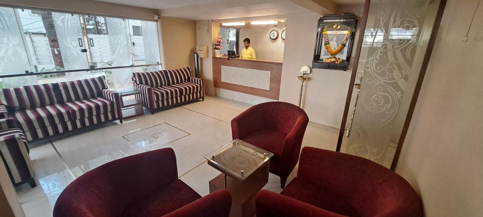 Hotel Swaroop Пюн Екстериор снимка