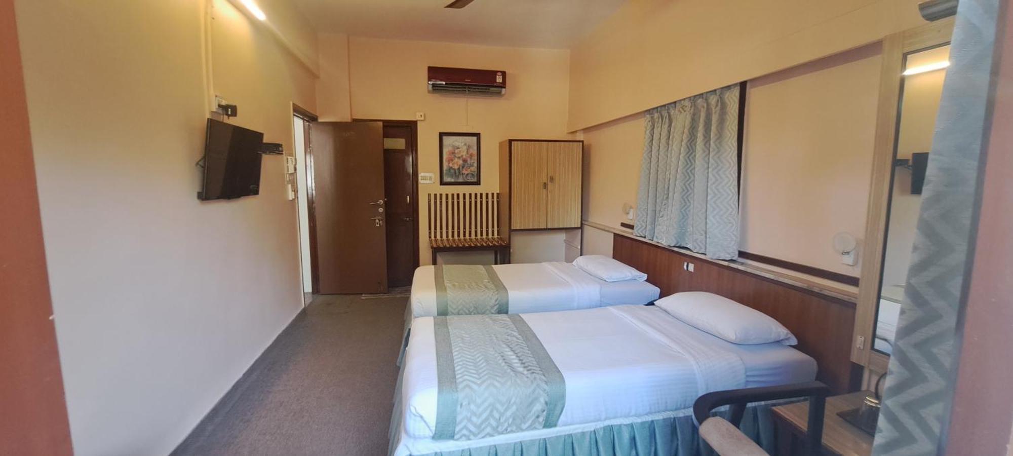Hotel Swaroop Пюн Екстериор снимка