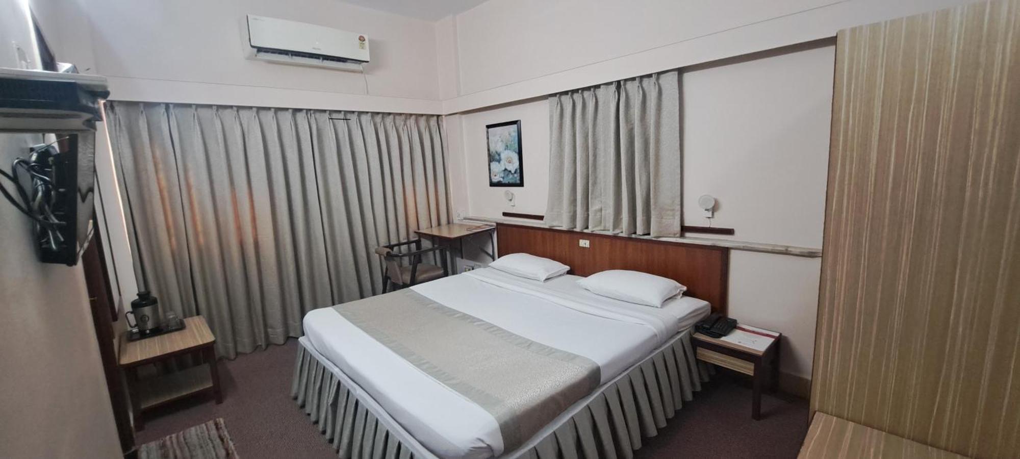 Hotel Swaroop Пюн Екстериор снимка