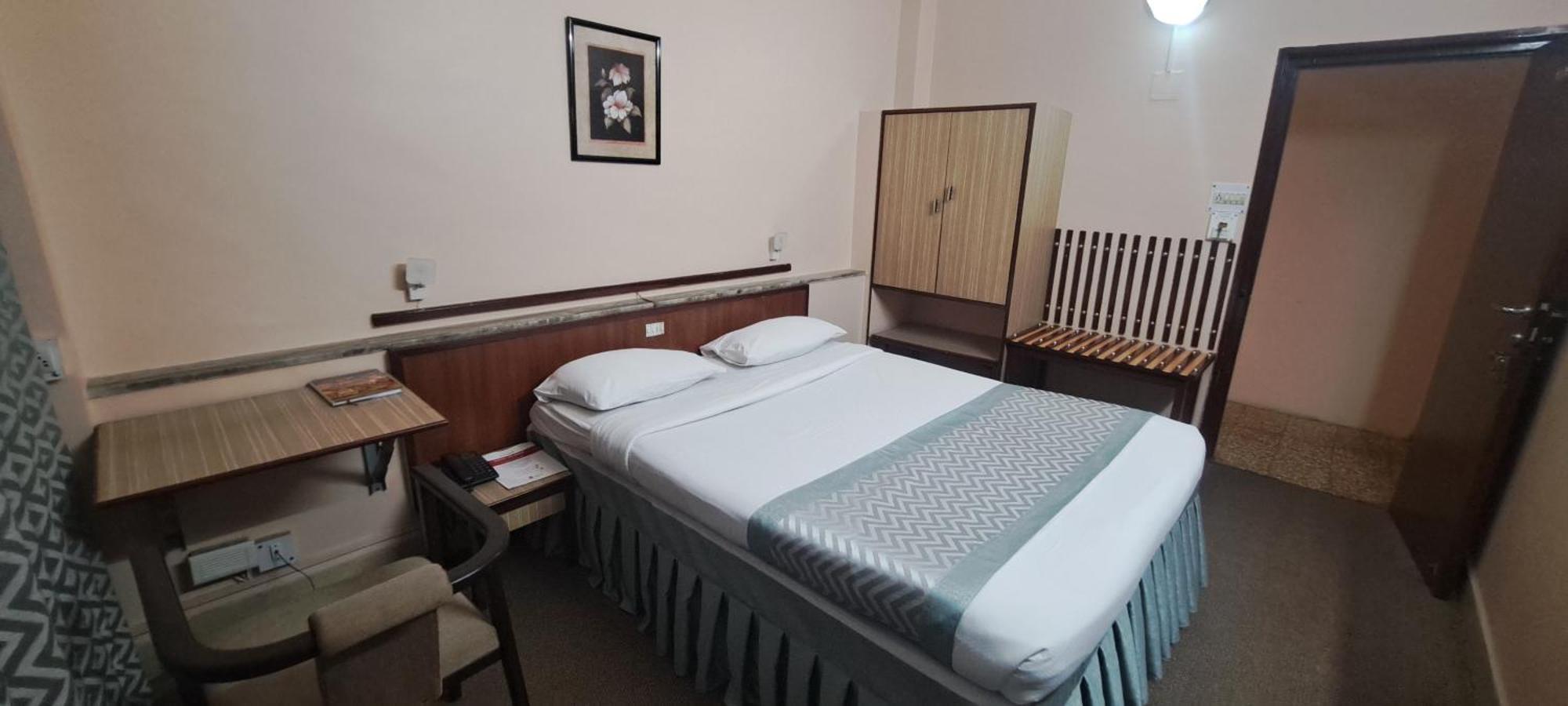 Hotel Swaroop Пюн Екстериор снимка