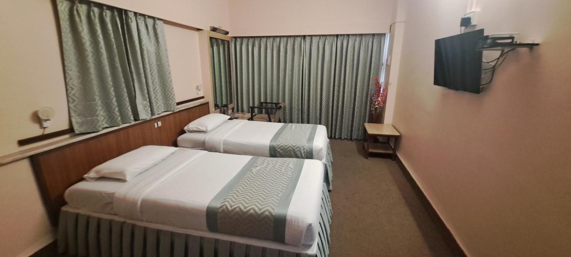 Hotel Swaroop Пюн Екстериор снимка