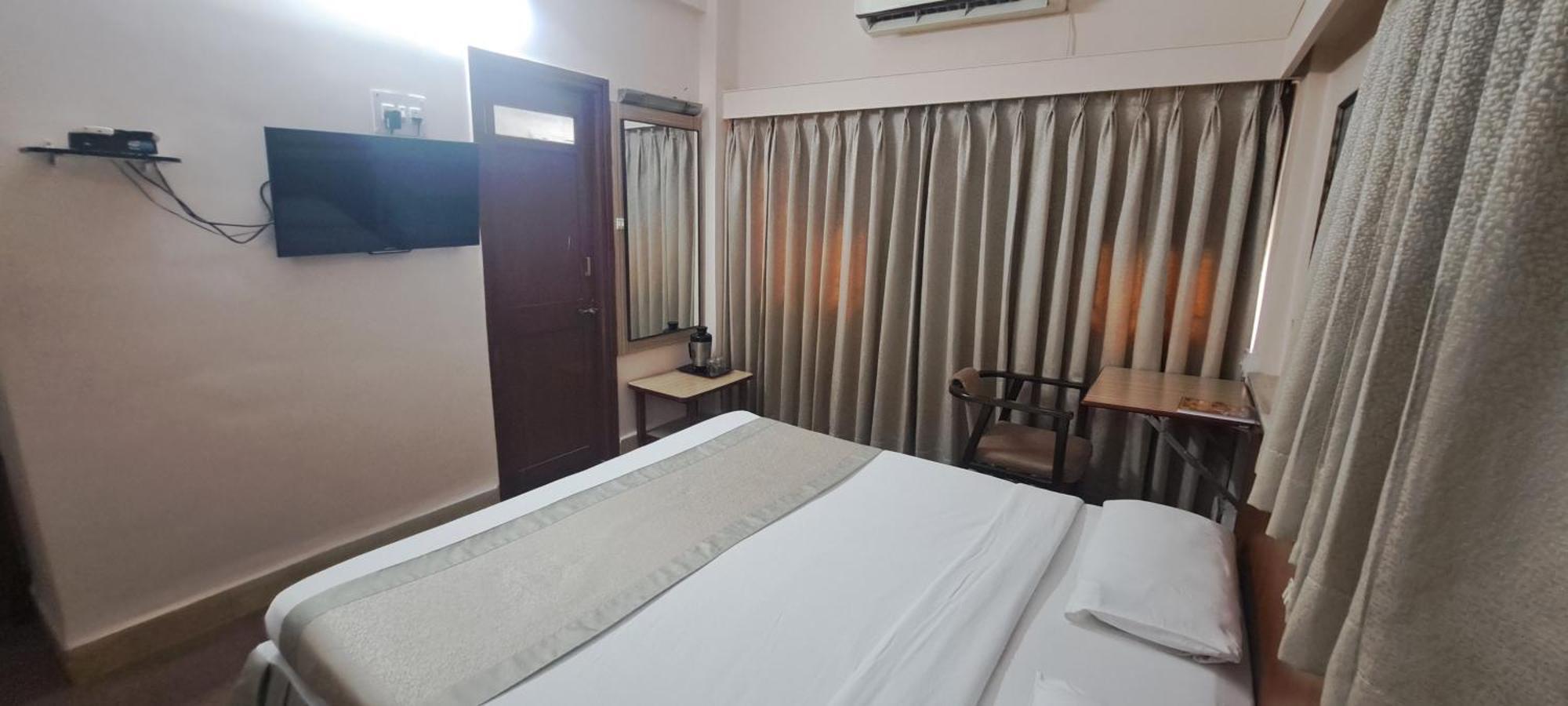 Hotel Swaroop Пюн Екстериор снимка