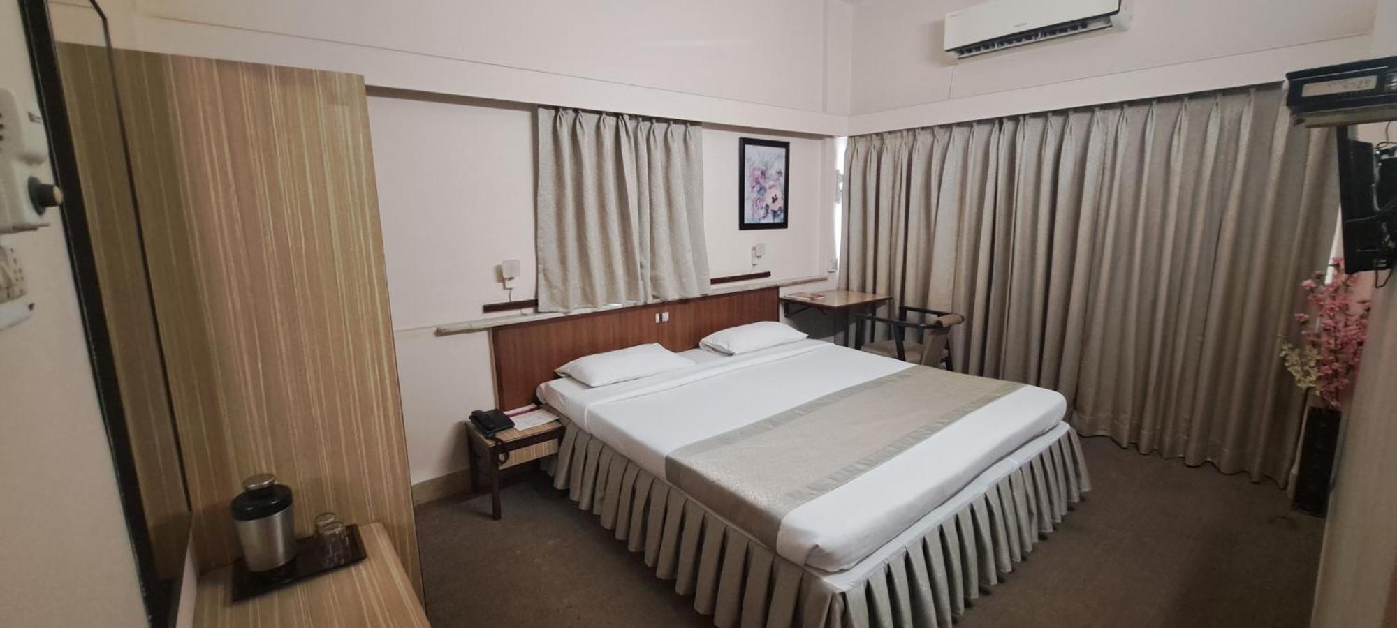Hotel Swaroop Пюн Екстериор снимка