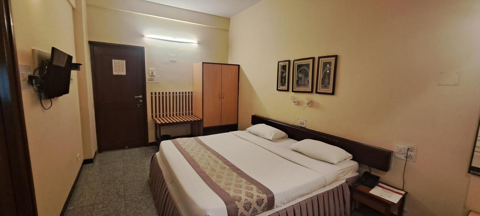 Hotel Swaroop Пюн Екстериор снимка