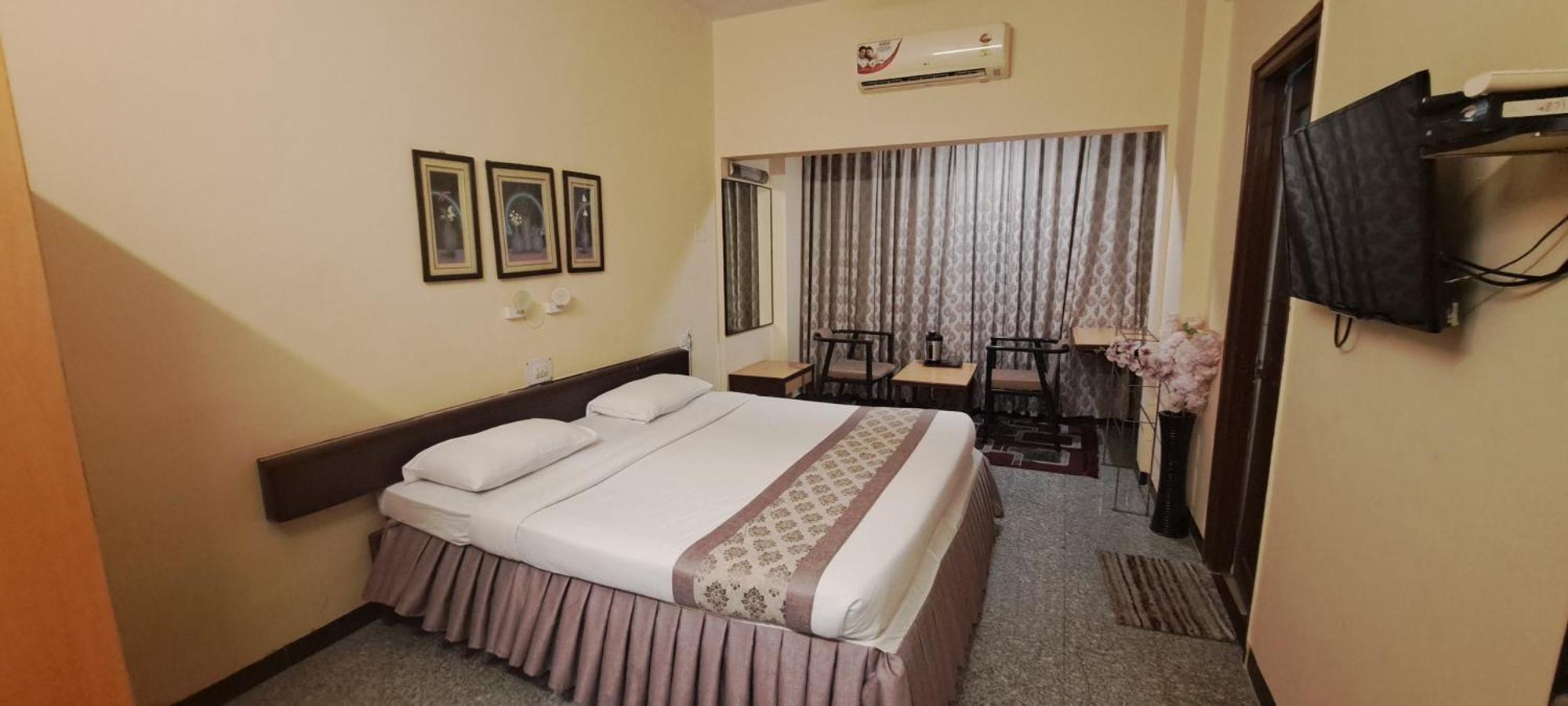 Hotel Swaroop Пюн Екстериор снимка