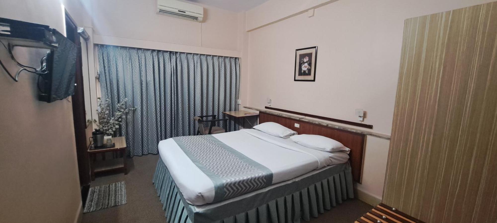 Hotel Swaroop Пюн Екстериор снимка