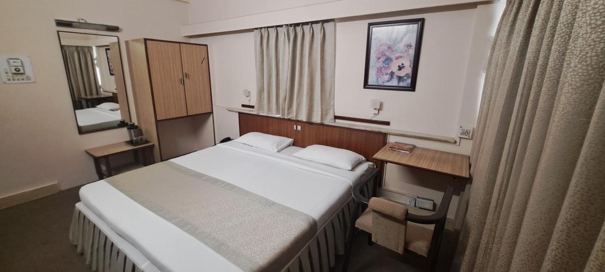 Hotel Swaroop Пюн Екстериор снимка