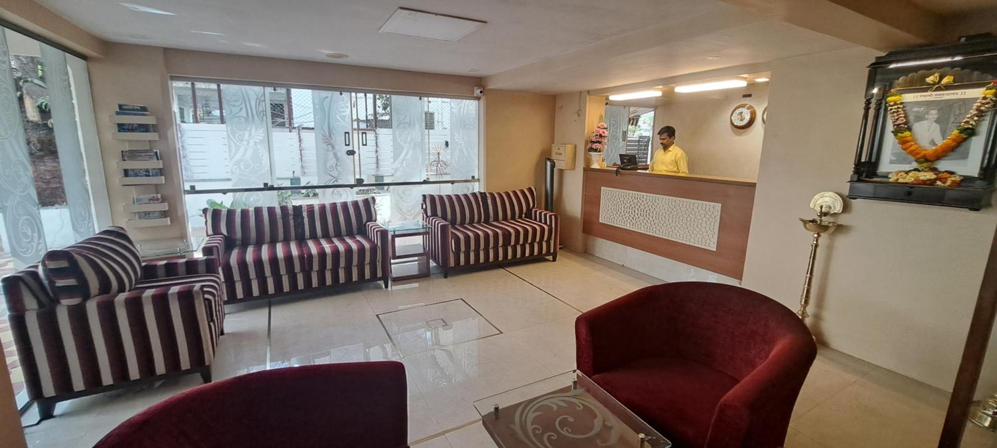 Hotel Swaroop Пюн Екстериор снимка