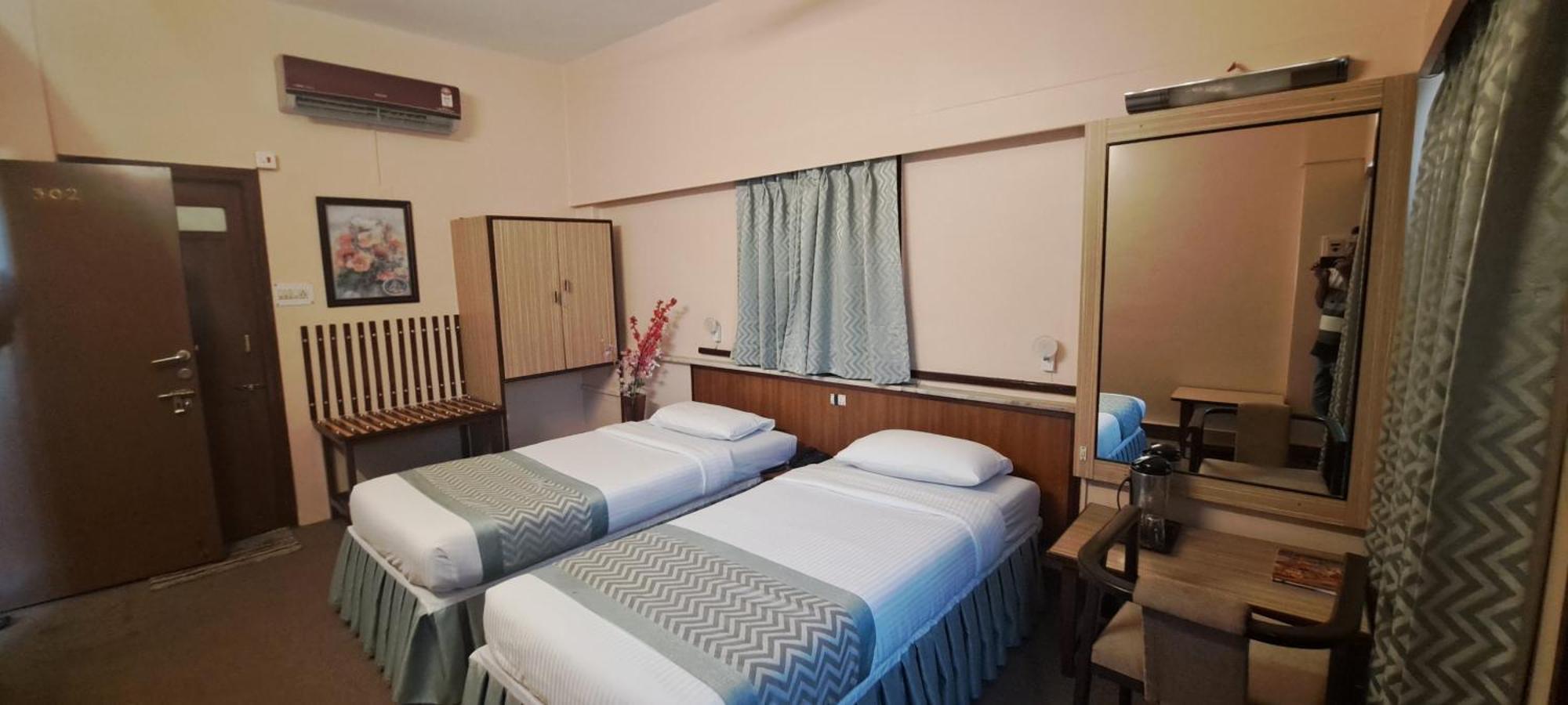 Hotel Swaroop Пюн Екстериор снимка