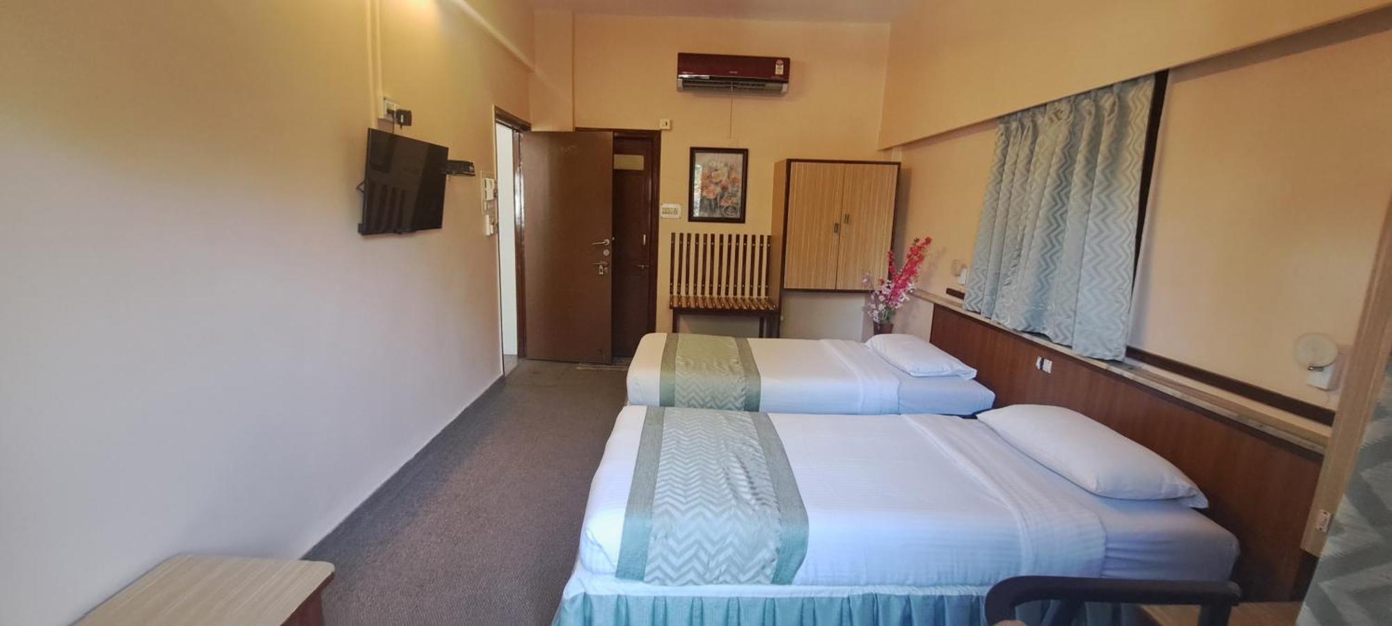 Hotel Swaroop Пюн Екстериор снимка
