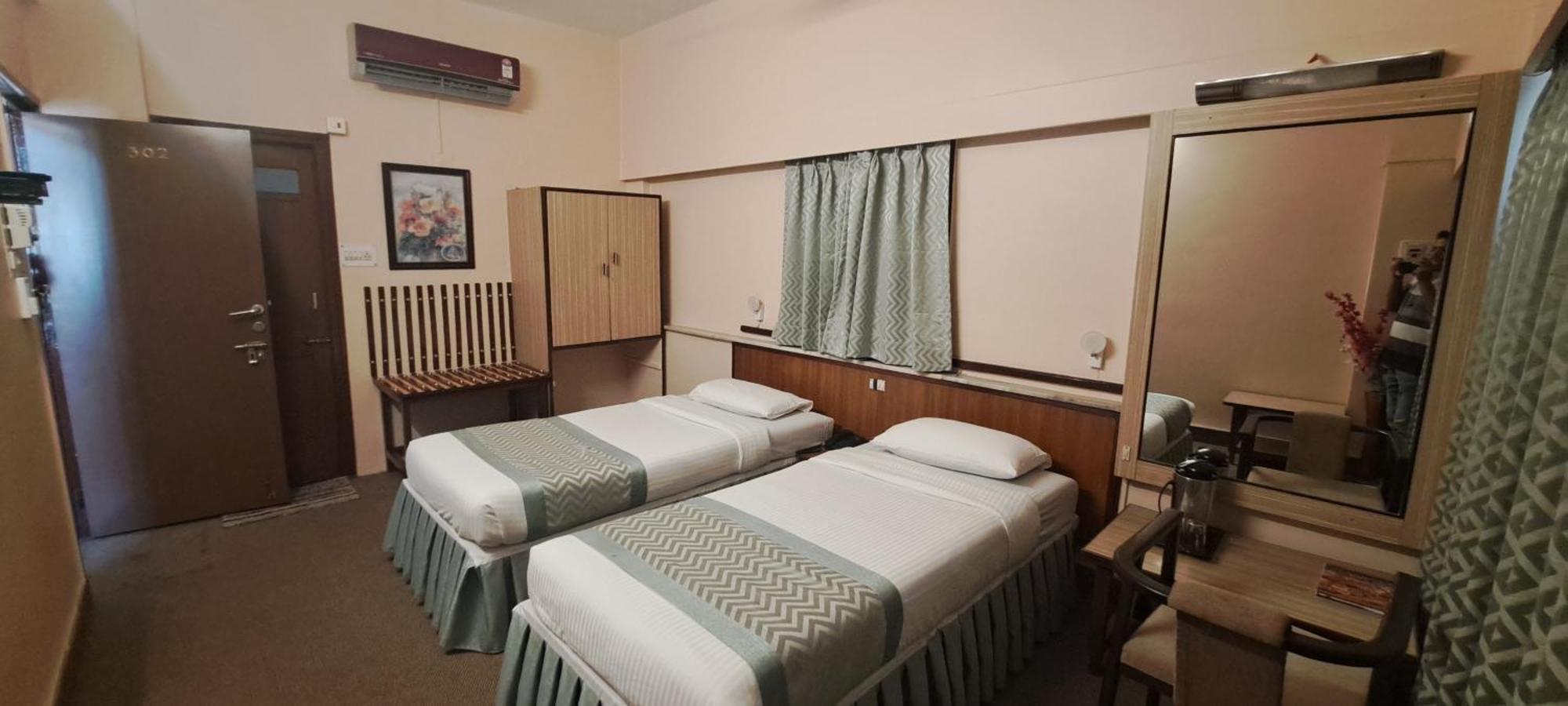 Hotel Swaroop Пюн Екстериор снимка