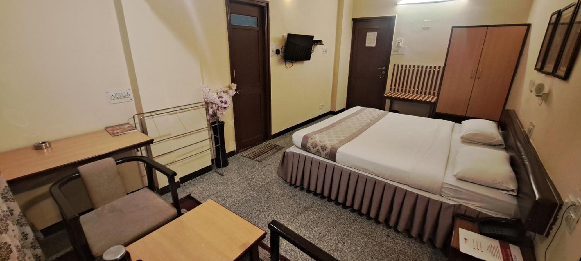 Hotel Swaroop Пюн Екстериор снимка