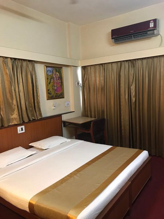 Hotel Swaroop Пюн Екстериор снимка
