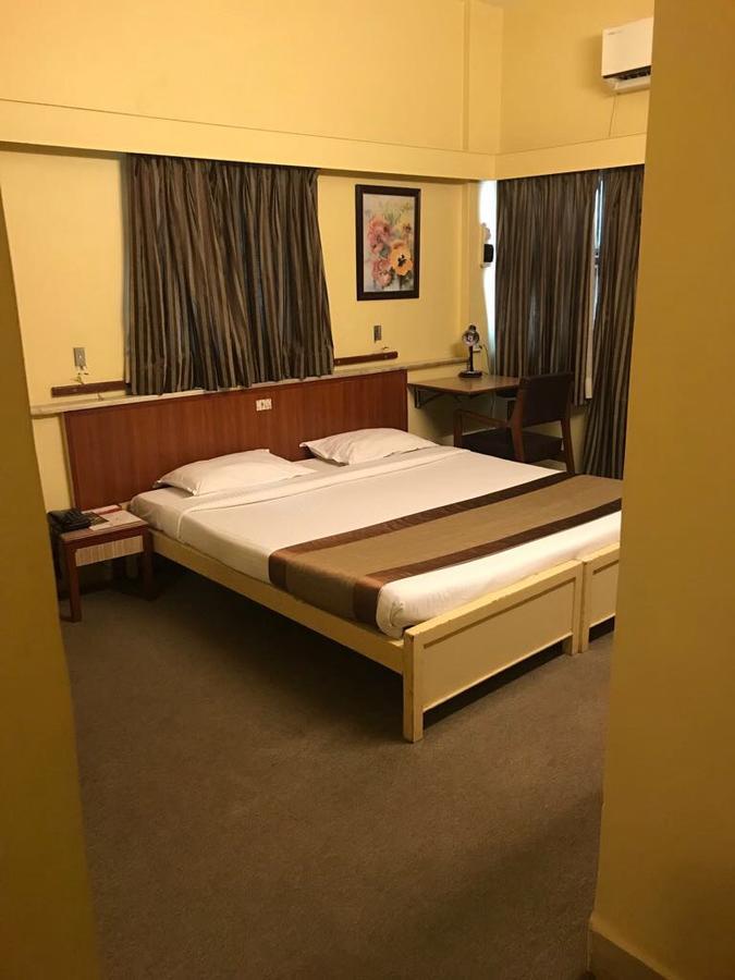 Hotel Swaroop Пюн Екстериор снимка