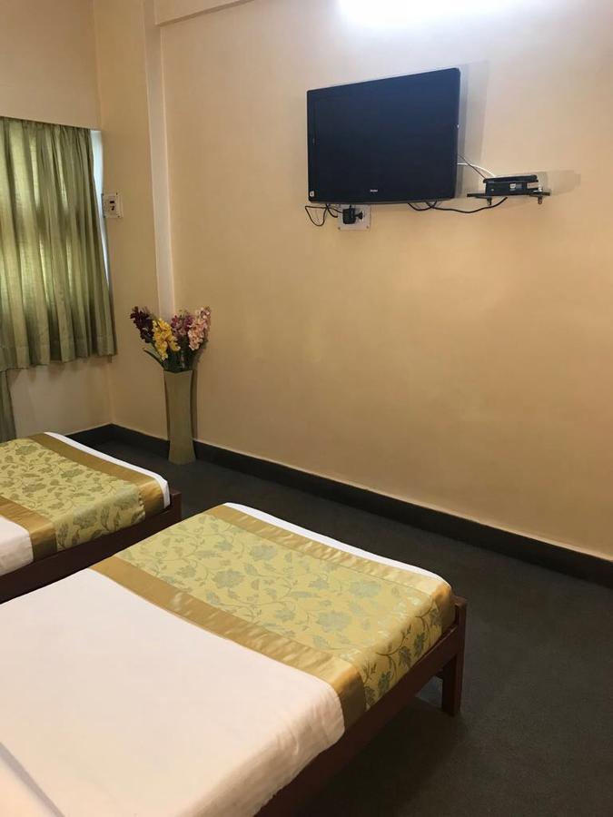Hotel Swaroop Пюн Екстериор снимка