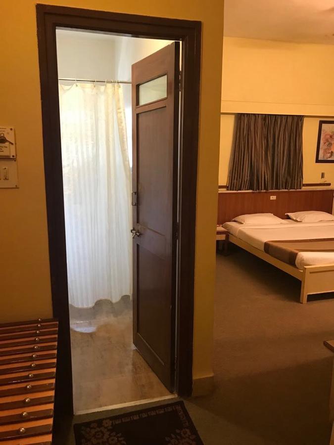 Hotel Swaroop Пюн Екстериор снимка