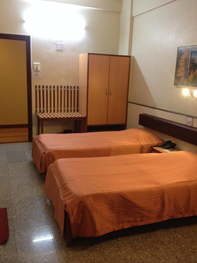 Hotel Swaroop Пюн Екстериор снимка