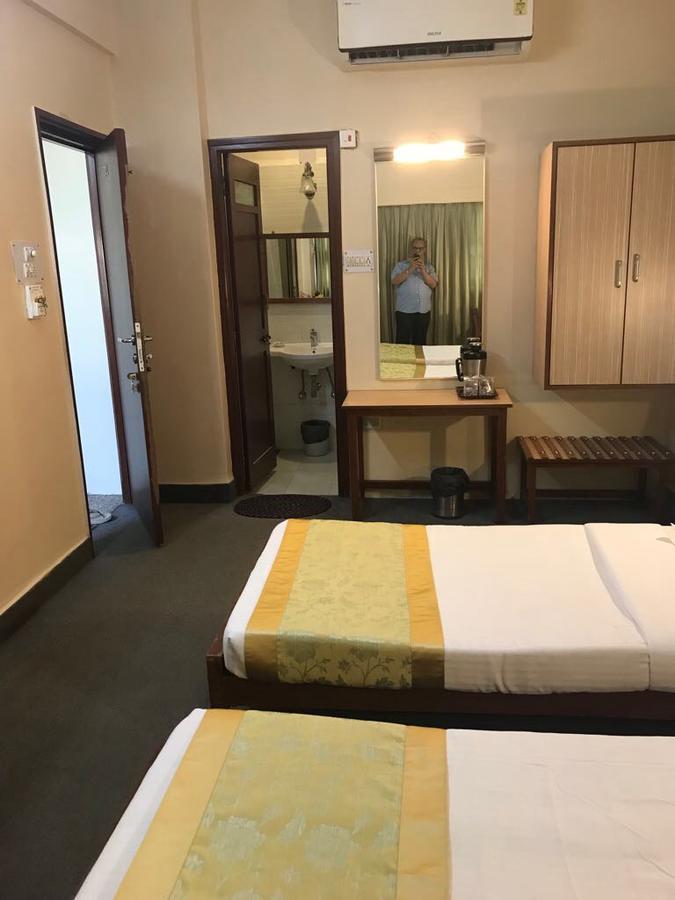 Hotel Swaroop Пюн Екстериор снимка
