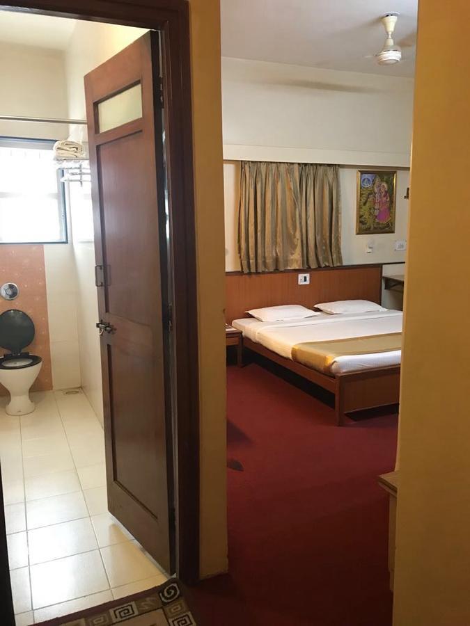 Hotel Swaroop Пюн Екстериор снимка