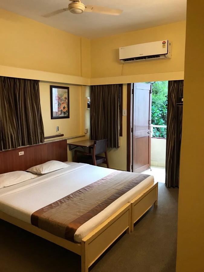 Hotel Swaroop Пюн Екстериор снимка