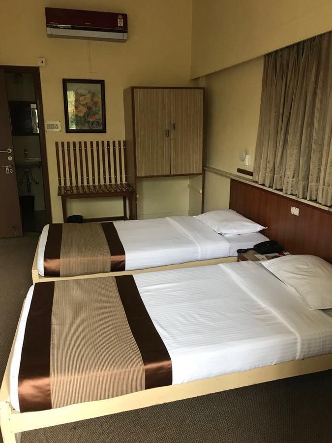 Hotel Swaroop Пюн Екстериор снимка