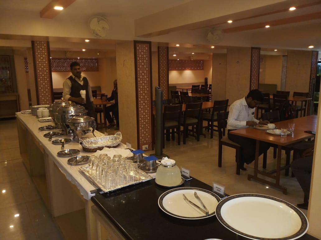 Hotel Swaroop Пюн Екстериор снимка